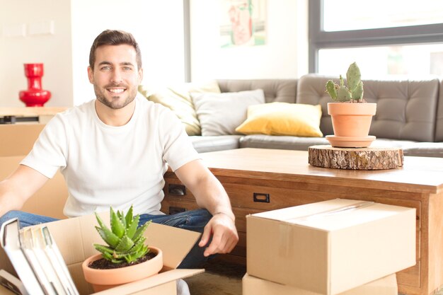 Hombre guapo joven en casa nueva