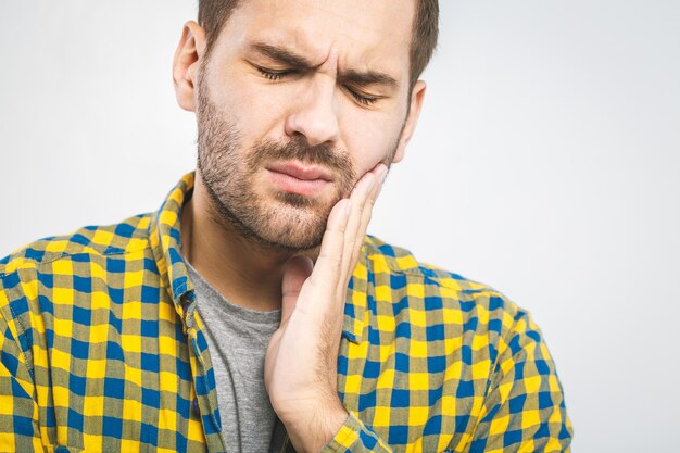 Hombre guapo joven con dolor de muelas