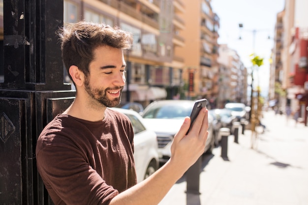 Hombre guapo joven escribiendo un mensaje