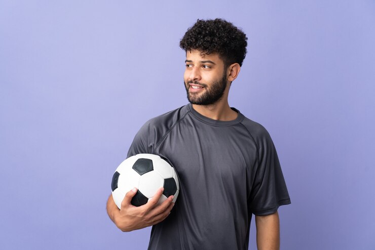 Foto hombre guapo joven futbolista marroquí aislado