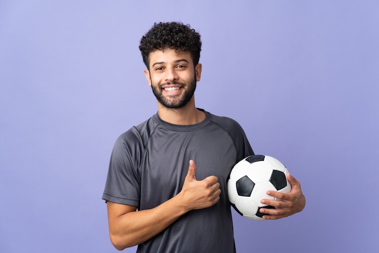 Foto hombre guapo joven futbolista marroquí aislado