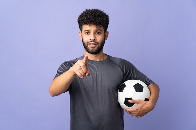 Hombre guapo joven futbolista marroquí aislado