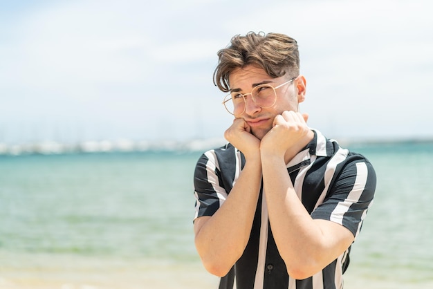 Hombre guapo joven con gafas y cansado