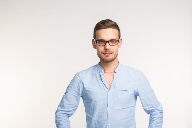 Hombre guapo joven con gafas sonriendo aislado sobre fondo blanco.