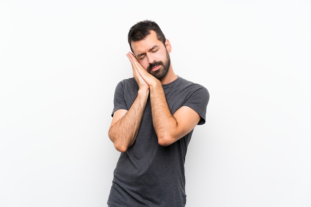 Hombre guapo joven haciendo gesto de sueño en expresión adorable