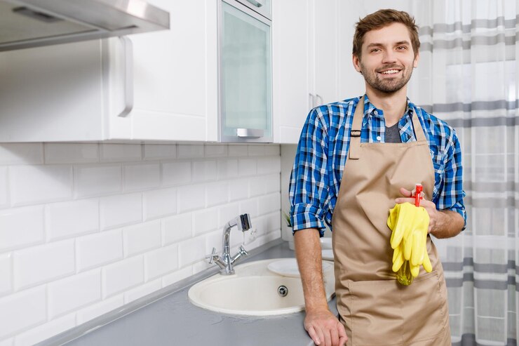 Hombre guapo joven haciéndose pasar por el trabajo doméstico está terminado