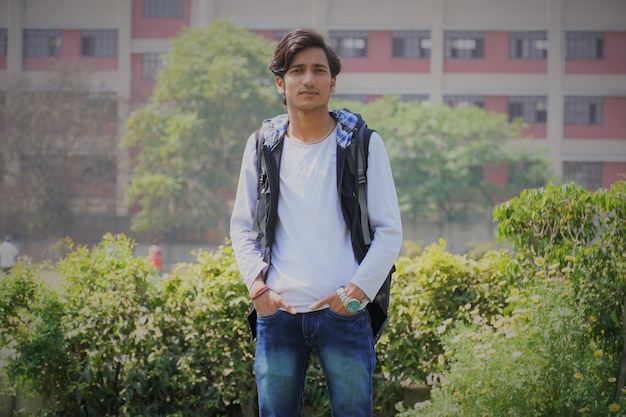 Hombre guapo joven indio de pie en la imagen de collage disparar al aire libre