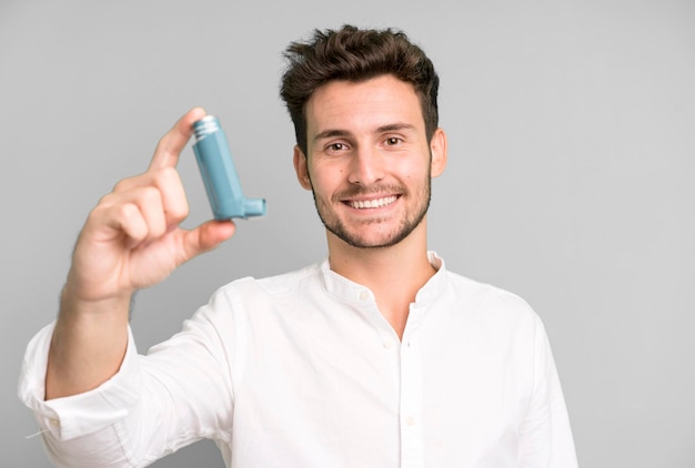 Hombre guapo joven con un inhalador de asma