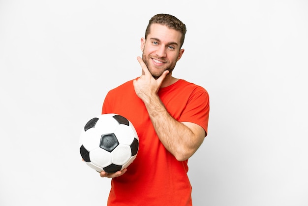 Hombre guapo joven jugador de fútbol sobre fondo blanco aislado feliz y sonriente