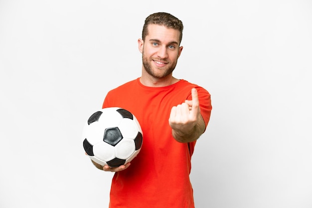 Hombre guapo joven jugador de fútbol sobre fondo blanco aislado haciendo gesto de venir