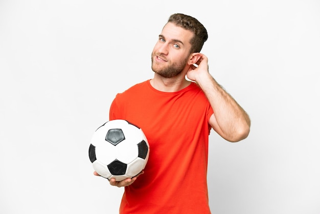 Hombre guapo joven jugador de fútbol sobre fondo blanco aislado que tiene dudas