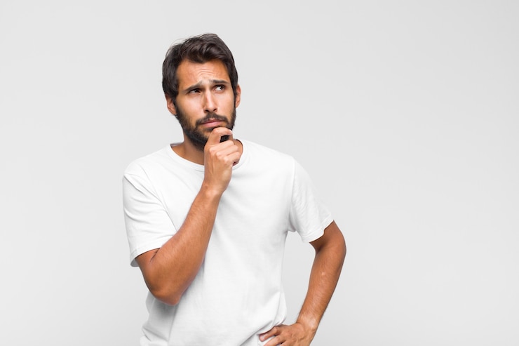 Foto hombre guapo joven mirando pensativo