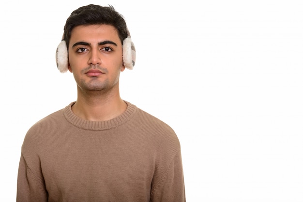 Hombre guapo joven con orejeras de invierno