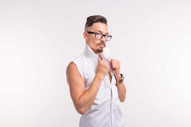 Hombre guapo joven posando en camisa blanca sobre blanco