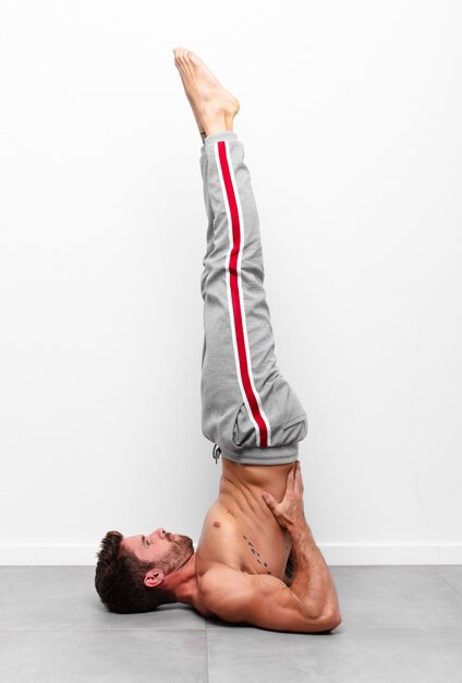 Hombre guapo joven con una pose de fitness.