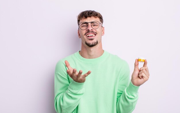 Hombre guapo joven que busca lentes de contacto frustrados y estresados desesperados