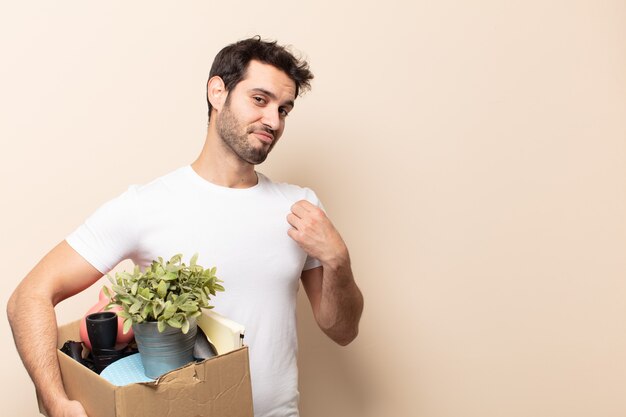 Hombre guapo joven que parece arrogante, exitoso, positivo y orgulloso, apuntando a sí mismo