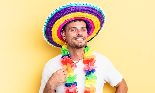 Hombre guapo joven que parece arrogante, exitoso, positivo y orgulloso. concepto de fiesta mexicana