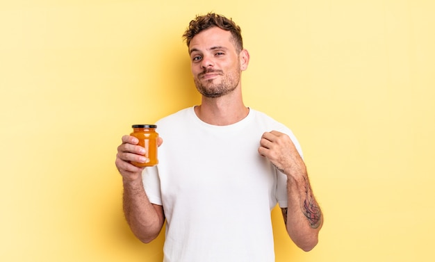 Hombre guapo joven que parece arrogante, exitoso, positivo y orgulloso. concepto de gelatina de durazno