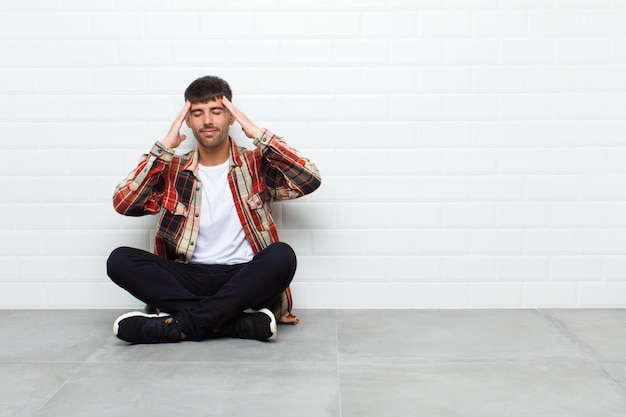 Hombre guapo joven que parece concentrado, reflexivo e inspirado