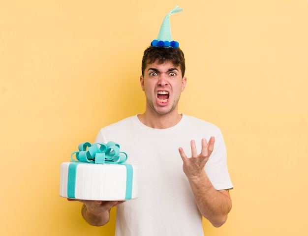 Hombre guapo joven que parece un concepto de cumpleaños frustrado y estresado desesperado