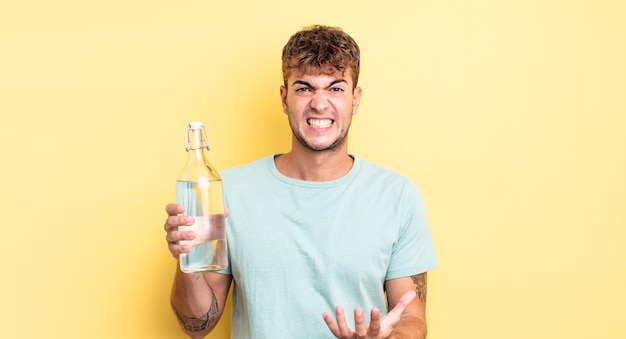 Hombre guapo joven que parece enojado, molesto y frustrado. concepto de agua