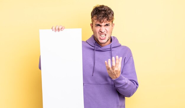 Hombre guapo joven que parece enojado, molesto y frustrado. concepto de espacio de copia