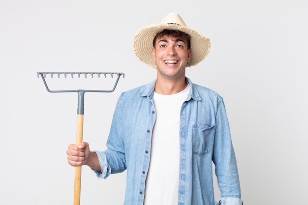 Hombre guapo joven que parece feliz y gratamente sorprendido. concepto de granjero