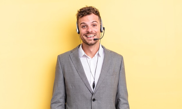 Hombre guapo joven que parece feliz y gratamente sorprendido. concetp vendedor telefónico