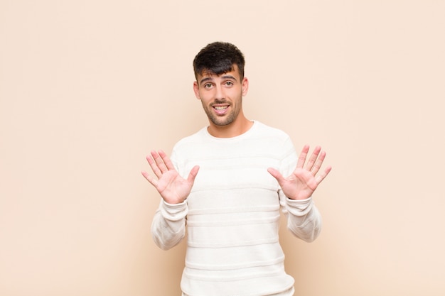 Hombre guapo joven que parece nervioso, ansioso y preocupado