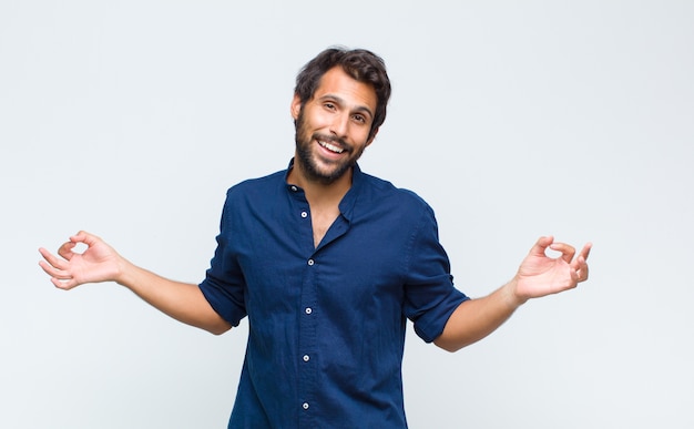 Hombre guapo joven que parece orgulloso, arrogante, feliz, sorprendido y satisfecho, señalando a sí mismo, sintiéndose como un ganador