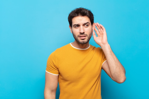 Hombre guapo joven que parece serio y curioso