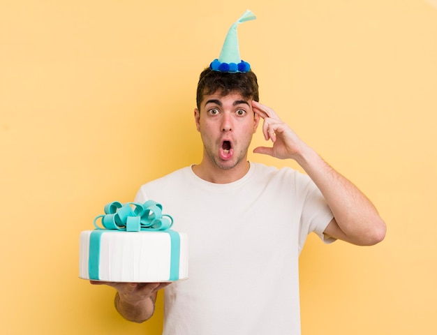 Hombre guapo joven que parece sorprendido al darse cuenta de una nueva idea de pensamiento o concepto de cumpleaños