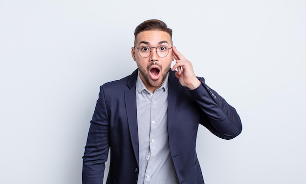 Hombre guapo joven que parece sorprendido, dándose cuenta de un nuevo pensamiento, idea o concepto. concepto de empresario