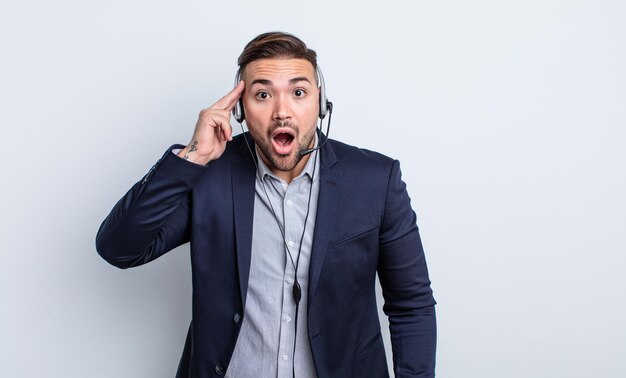 Hombre guapo joven que parece sorprendido, dándose cuenta de un nuevo pensamiento, idea o concepto. concepto de telecomercialización