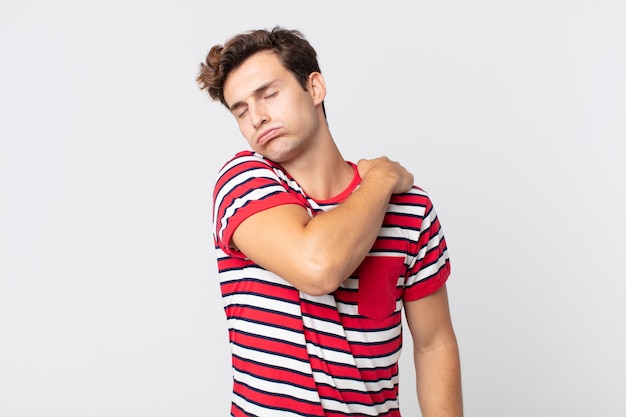 Hombre guapo joven que se siente cansado, estresado, ansioso, frustrado y deprimido, que sufre de dolor de espalda o cuello