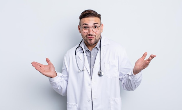 Hombre guapo joven que se siente desconcertado y confundido y dudando. concepto médico