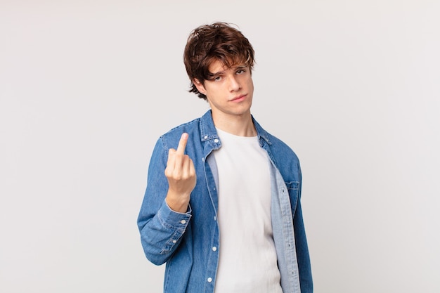 Hombre guapo joven que se siente enojado, molesto, rebelde y agresivo