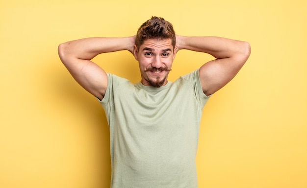 Hombre guapo joven que se siente estresado, preocupado, ansioso o asustado, con las manos en la cabeza, entrando en pánico por el error. extraño concepto de bigote