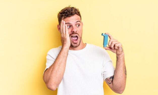 Hombre guapo joven que se siente feliz, emocionado y sorprendido. concepto de asma