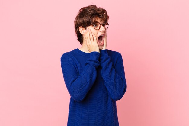 Hombre guapo joven que se siente feliz, emocionado y sorprendido