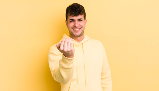 Hombre guapo joven que se siente feliz, exitoso y confiado frente a un desafío y diciendo que lo haga o que le dé la bienvenida