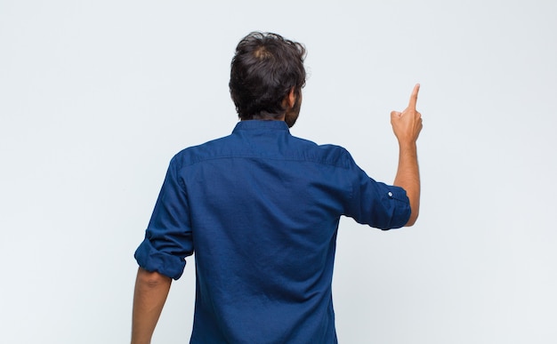 Foto hombre guapo joven que se siente feliz, orgulloso y esperanzado