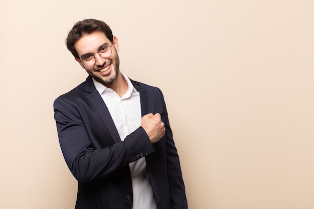 Hombre guapo joven que se siente feliz, positivo y exitoso, motivado cuando enfrenta un desafío o celebra buenos resultados