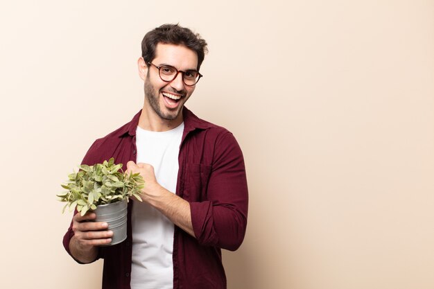 Hombre guapo joven que se siente feliz, positivo y exitoso, motivado cuando enfrenta un desafío o celebra buenos resultados