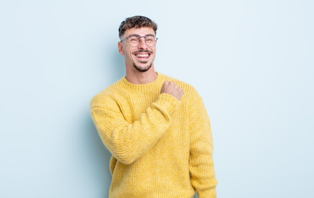 Hombre guapo joven que se siente feliz, positivo y exitoso, motivado cuando enfrenta un desafío o celebra buenos resultados