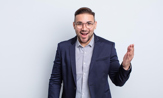 Hombre guapo joven que se siente feliz, sorprendido al darse cuenta de una solución o idea. concepto de empresario