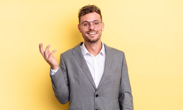 Hombre guapo joven que se siente feliz, sorprendido al darse cuenta de una solución o idea. concepto de negocio