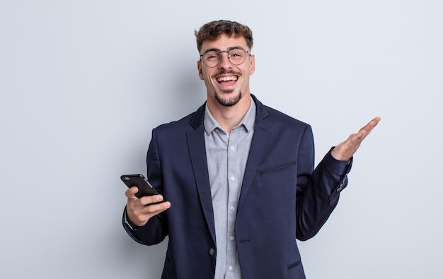 Hombre guapo joven que se siente feliz, sorprendido al darse cuenta de una solución o idea. concepto de negocio