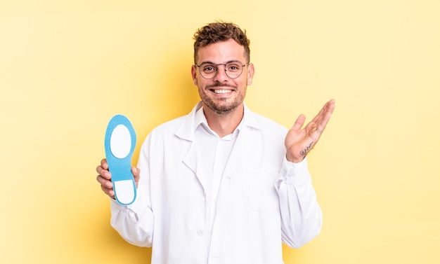 Hombre guapo joven que se siente feliz, sorprendido al darse cuenta de una solución o idea. concepto de podólogo